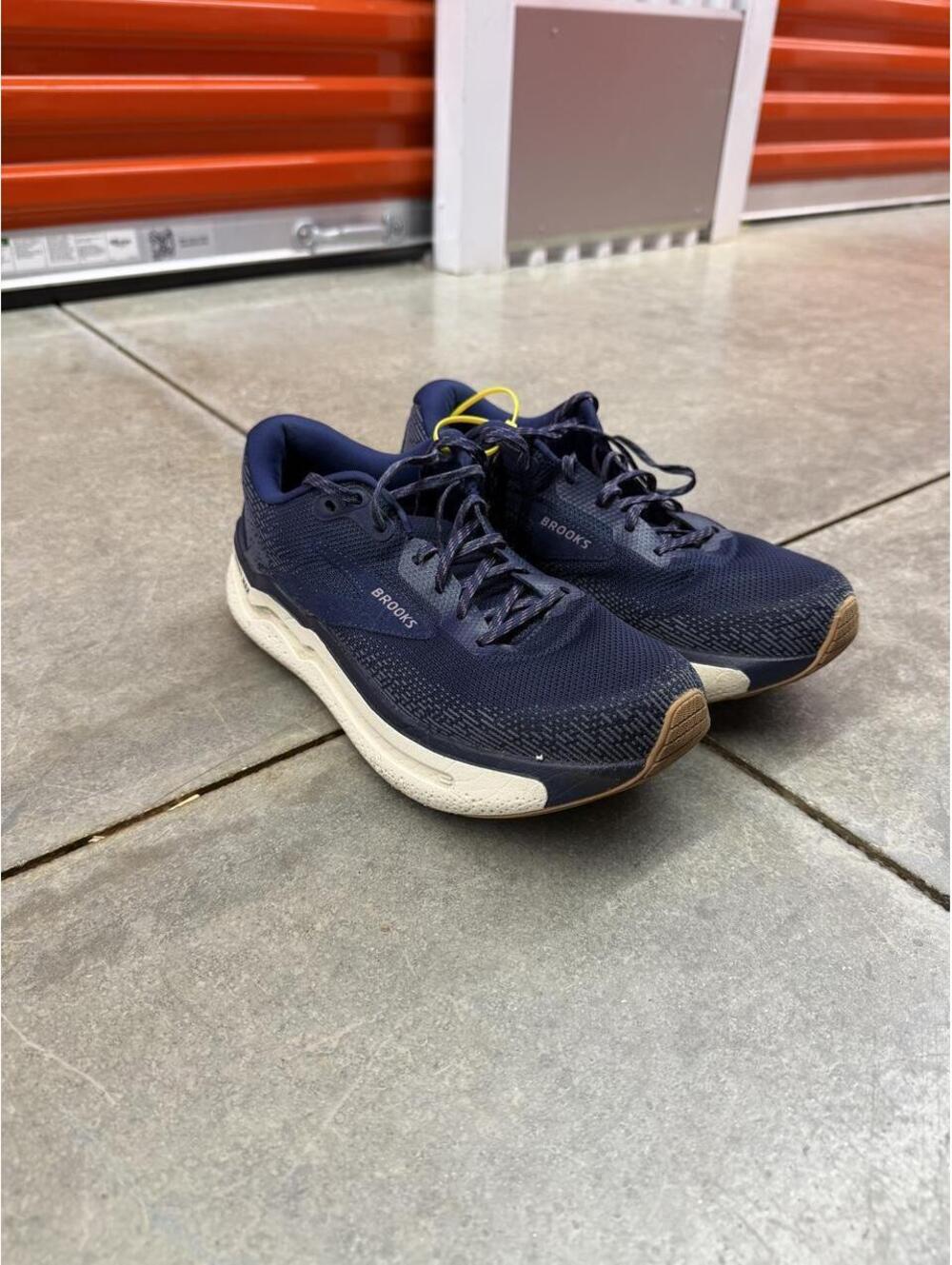 Brooks Ghost Max 2 navy blue and beige running gym shoes size 9.5 MENS